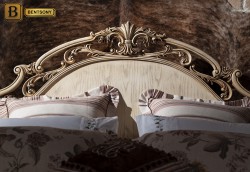 Изголовье с фигурной резьбой классическая кровать Феникс