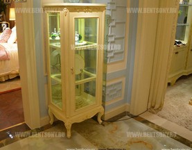 Витрина Митчел для предметов декора (Классика, массив дерева) для загородного дома