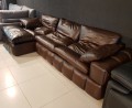 Угловой кожаный диван Марчелло с оттоманкой и подлокотниками для загородного дома